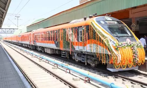 फ्लाइट कैंसिल होने के बीच नई दिल्ली-उधमपुर के लिए चलेगी स्पेशल वंदे भारत ट्रेन फ्लाइट कैंसिल होने के बीच नई दिल्ली-उधमपुर के लिए चलेगी स्पेशल वंदे भारत ट्रेन