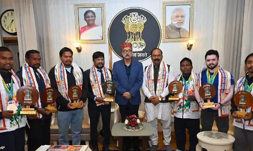 राज्यपाल रमेन डेका ने पावरलिफ्टिंग चैंपियन खिलाड़ियों को किया सम्मानित राज्यपाल रमेन डेका ने पावरलिफ्टिंग चैंपियन खिलाड़ियों को किया सम्मानित