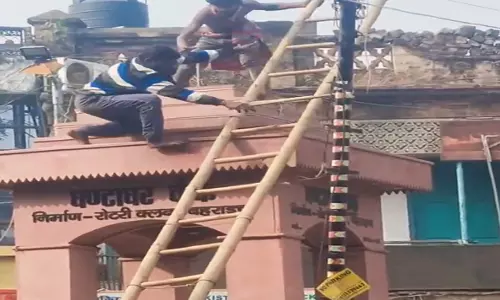 घंटाघर चौक पर मानसिक रूप से विक्षिप्त व्यक्ति ने युवक को मीनार से फेंका घंटाघर चौक पर मानसिक रूप से विक्षिप्त व्यक्ति ने युवक को मीनार से फेंका