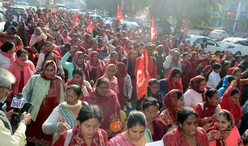 Karnal में आशा कार्यकर्ताओं का विरोध प्रदर्शन Karnal में आशा कार्यकर्ताओं का विरोध प्रदर्शन