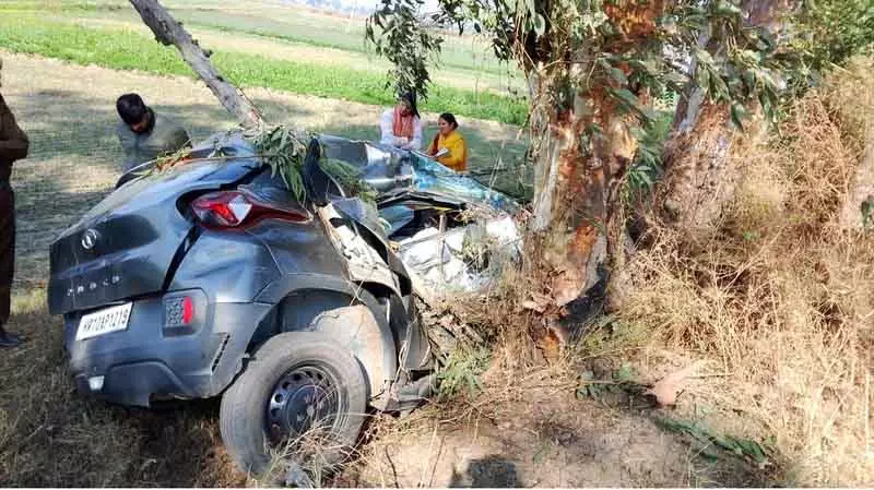 Jhajjar में पेड़ से कार टकराने से दो लोगों की मौत Jhajjar में पेड़ से कार टकराने से दो लोगों की मौत