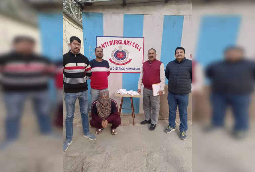 50 हजार रुपए का इनामी चोर गिरफ्तार, 100 ग्राम सोना बरामद 50 हजार रुपए का इनामी चोर गिरफ्तार, 100 ग्राम सोना बरामद