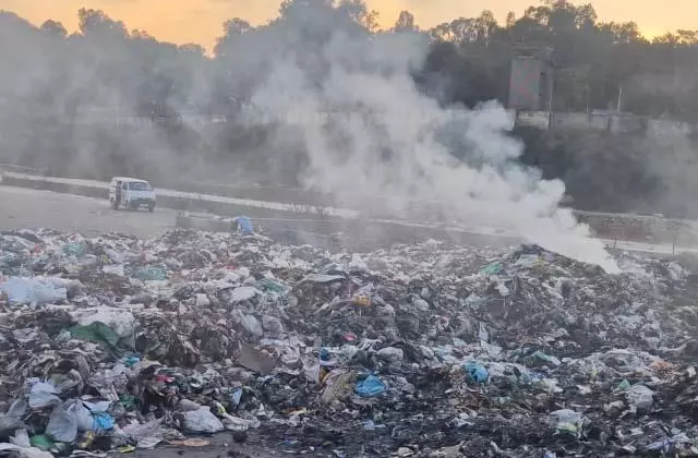 Jammu: लोगों ने प्रशासन से कूड़ा जलाने पर रोक लगाने की मांग की Jammu: लोगों ने प्रशासन से कूड़ा जलाने पर रोक लगाने की मांग की