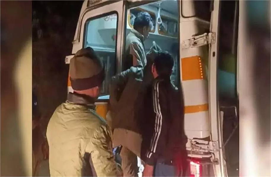 Dehradun: गहरी खाई में पलटा वाहन, मची अफरा-तफरी Dehradun: गहरी खाई में पलटा वाहन, मची अफरा-तफरी