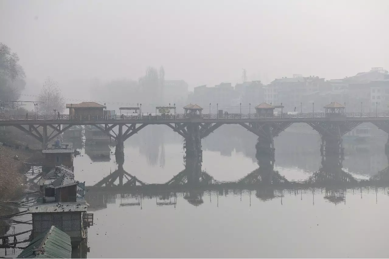 Kashmir में भीषण ठंड की लहर जारी ; बर्फबारी का कोई अनुमान नहीं है Kashmir में भीषण ठंड की लहर जारी ; बर्फबारी का कोई अनुमान नहीं है