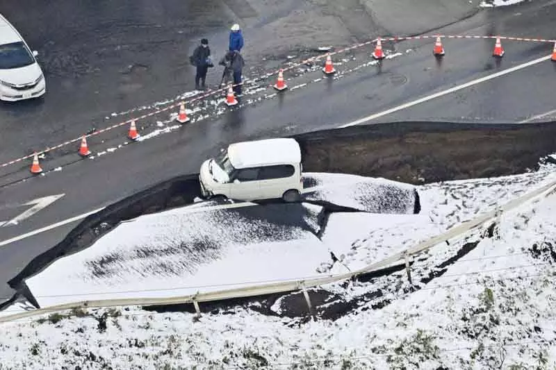 Japan में 7.5 तीव्रता के भूकंप से 23 लोग घायल हुए, 2 फुट ऊंची सुनामी आई। Japan में 7.5 तीव्रता के भूकंप से 23 लोग घायल हुए, 2 फुट ऊंची सुनामी आई।