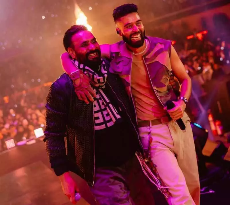 Babbu Maan और एपी ढिल्लों, वह सरप्राइज़ स्टेज मोमेंट जिसने सोशल मीडिया पर आग लगा दी Babbu Maan और एपी ढिल्लों, वह सरप्राइज़ स्टेज मोमेंट जिसने सोशल मीडिया पर आग लगा दी