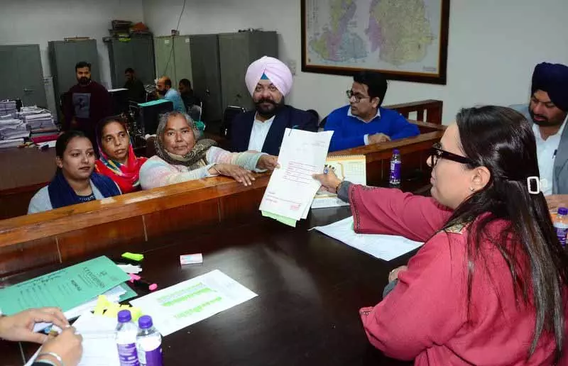 Punjab: AAP को शुरुआती बढ़त, 195 उम्मीदवार निर्विरोध चुने गए, 9,500 से ज़्यादा उम्मीदवार मैदान में Punjab: AAP को शुरुआती बढ़त, 195 उम्मीदवार निर्विरोध चुने गए, 9,500 से ज़्यादा उम्मीदवार मैदान में