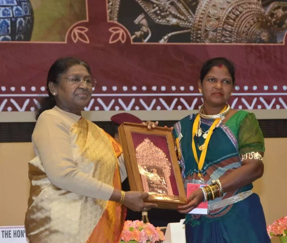 छत्तीसगढ़ की शिल्पकार हीराबाई झरेका बघेल राष्ट्रीय हस्तशिल्प पुरस्कार से सम्मानित छत्तीसगढ़ की शिल्पकार हीराबाई झरेका बघेल राष्ट्रीय हस्तशिल्प पुरस्कार से सम्मानित