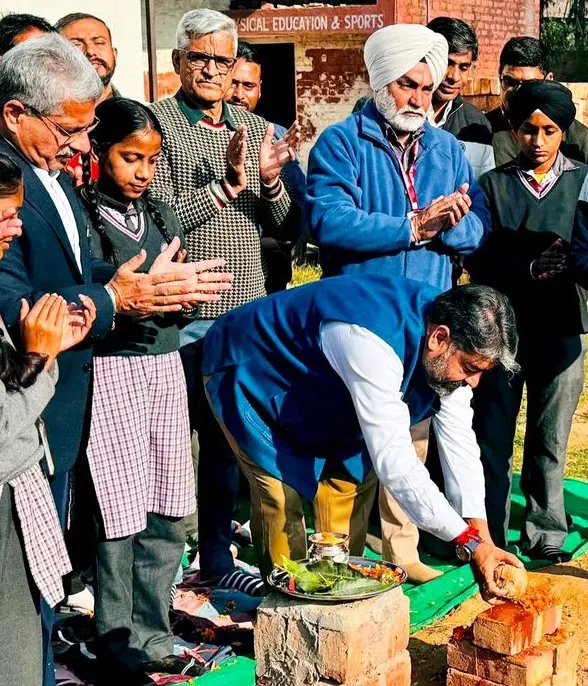 Haryana : पूर्व मंत्री ने अंबाला के सरकारी स्कूल में लाइब्रेरी का शिलान्यास किया Haryana : पूर्व मंत्री ने अंबाला के सरकारी स्कूल में लाइब्रेरी का शिलान्यास किया