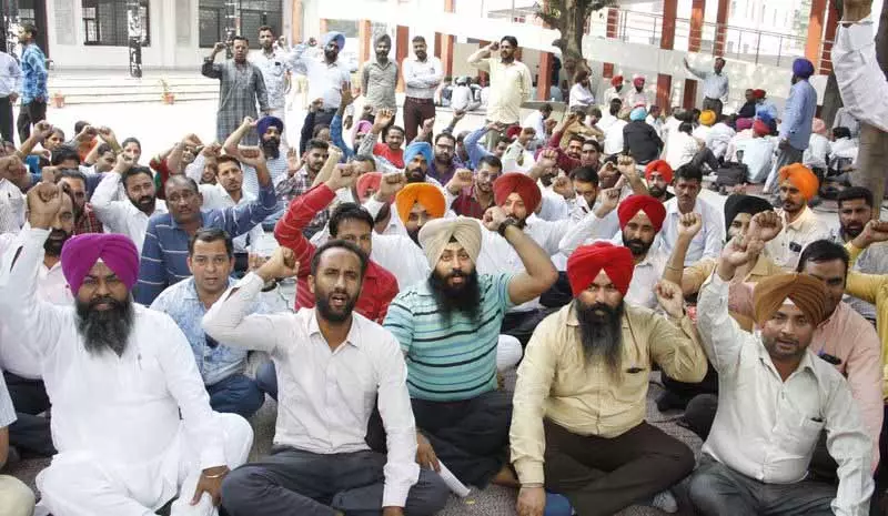 Jalandhar: प्रिंसिपल ने सैलरी में देरी को लेकर टीचर्स यूनियन के विरोध प्रदर्शन का समर्थन किया Jalandhar: प्रिंसिपल ने सैलरी में देरी को लेकर टीचर्स यूनियन के विरोध प्रदर्शन का समर्थन किया