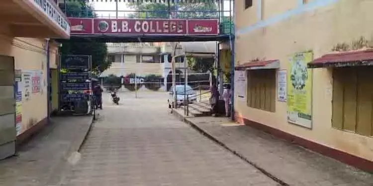Baripada कॉलेज परिसर में किशोर को चाकू मारा गया Baripada कॉलेज परिसर में किशोर को चाकू मारा गया