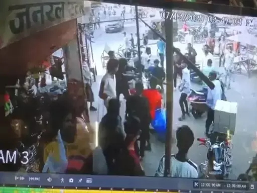 20 मिनट तक युवक को बेरहमी से पीटा, 12 गुंडों के खिलाफ FIR दर्ज 20 मिनट तक युवक को बेरहमी से पीटा, 12 गुंडों के खिलाफ FIR दर्ज