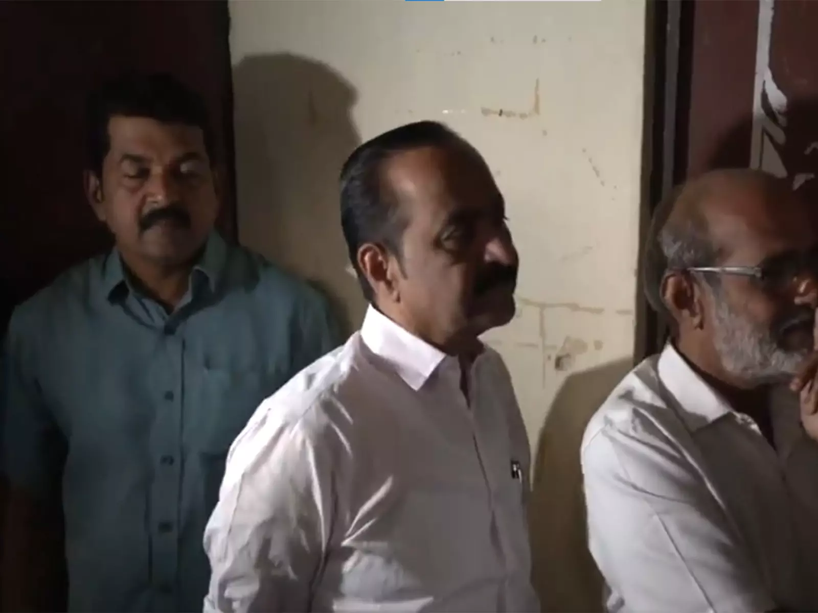 केरल स्थानीय निकाय चुनाव: वीडी सतीसन ने कोच्चि में डाला वोट केरल स्थानीय निकाय चुनाव: वीडी सतीसन ने कोच्चि में डाला वोट