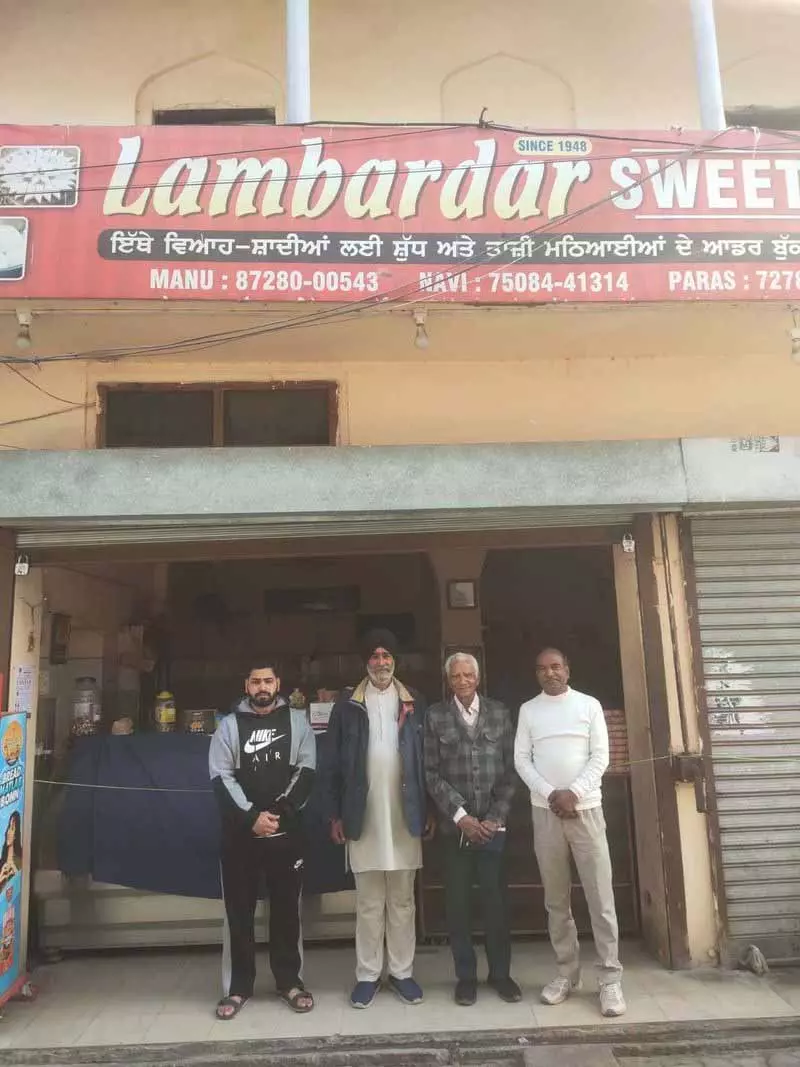 Sahnewal ने धर्मेंद्र को उनकी 90वीं जयंती पर गजरेला के साथ याद किया Sahnewal ने धर्मेंद्र को उनकी 90वीं जयंती पर गजरेला के साथ याद किया