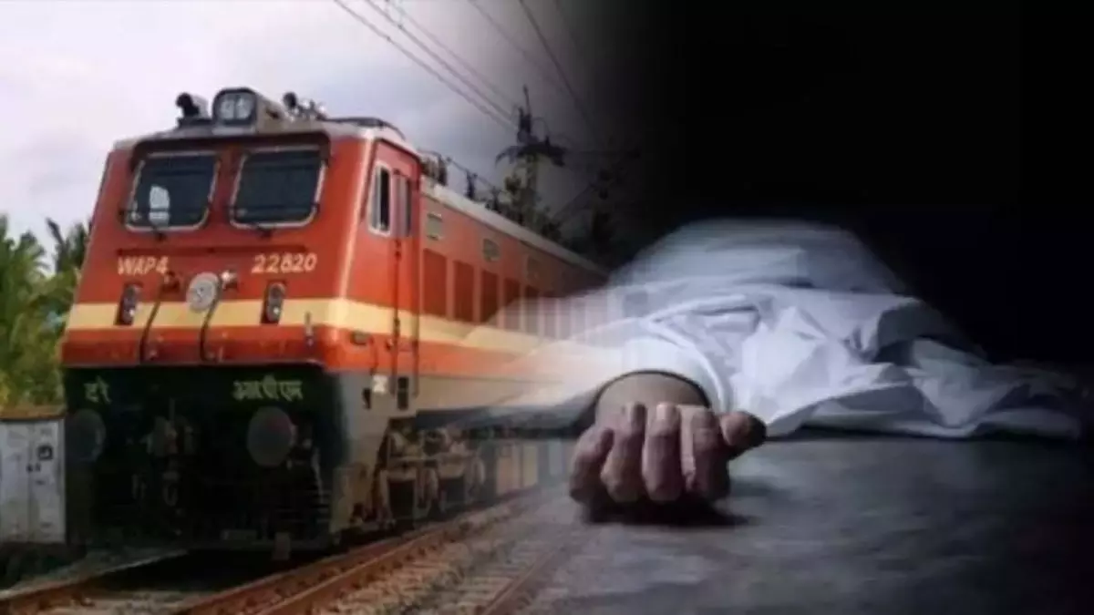 Farrukhabad: रेलवे ट्रैक पर मिली युवक की लाश, आत्महत्या का संदेह Farrukhabad: रेलवे ट्रैक पर मिली युवक की लाश, आत्महत्या का संदेह