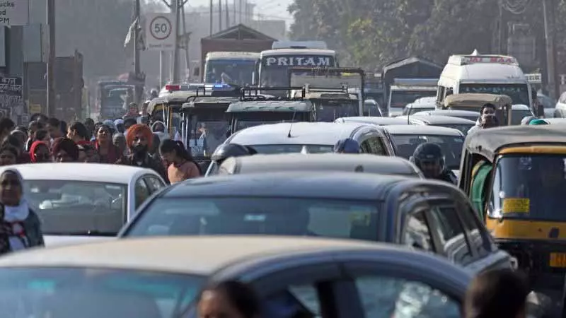 Ludhiana में आंगनवाड़ी कार्यकर्ताओं द्वारा ट्रैफिक जाम करने से यात्रियों को परेशानी हो रही Ludhiana में आंगनवाड़ी कार्यकर्ताओं द्वारा ट्रैफिक जाम करने से यात्रियों को परेशानी हो रही