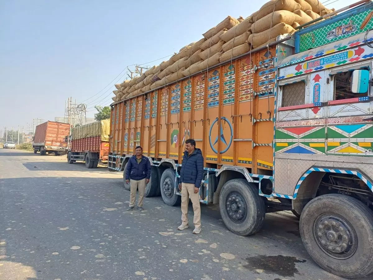 Farrukhabad: बिना जीएसटी प्रपत्र के ट्रक पकड़े गए, एआरटीओ ने किया सीज Farrukhabad: बिना जीएसटी प्रपत्र के ट्रक पकड़े गए, एआरटीओ ने किया सीज