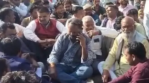 बुलडोजर कार्रवाई के विरोध में चक्काजाम, बलरामपुर में आवागमन बाधित रहा बुलडोजर कार्रवाई के विरोध में चक्काजाम, बलरामपुर में आवागमन बाधित रहा