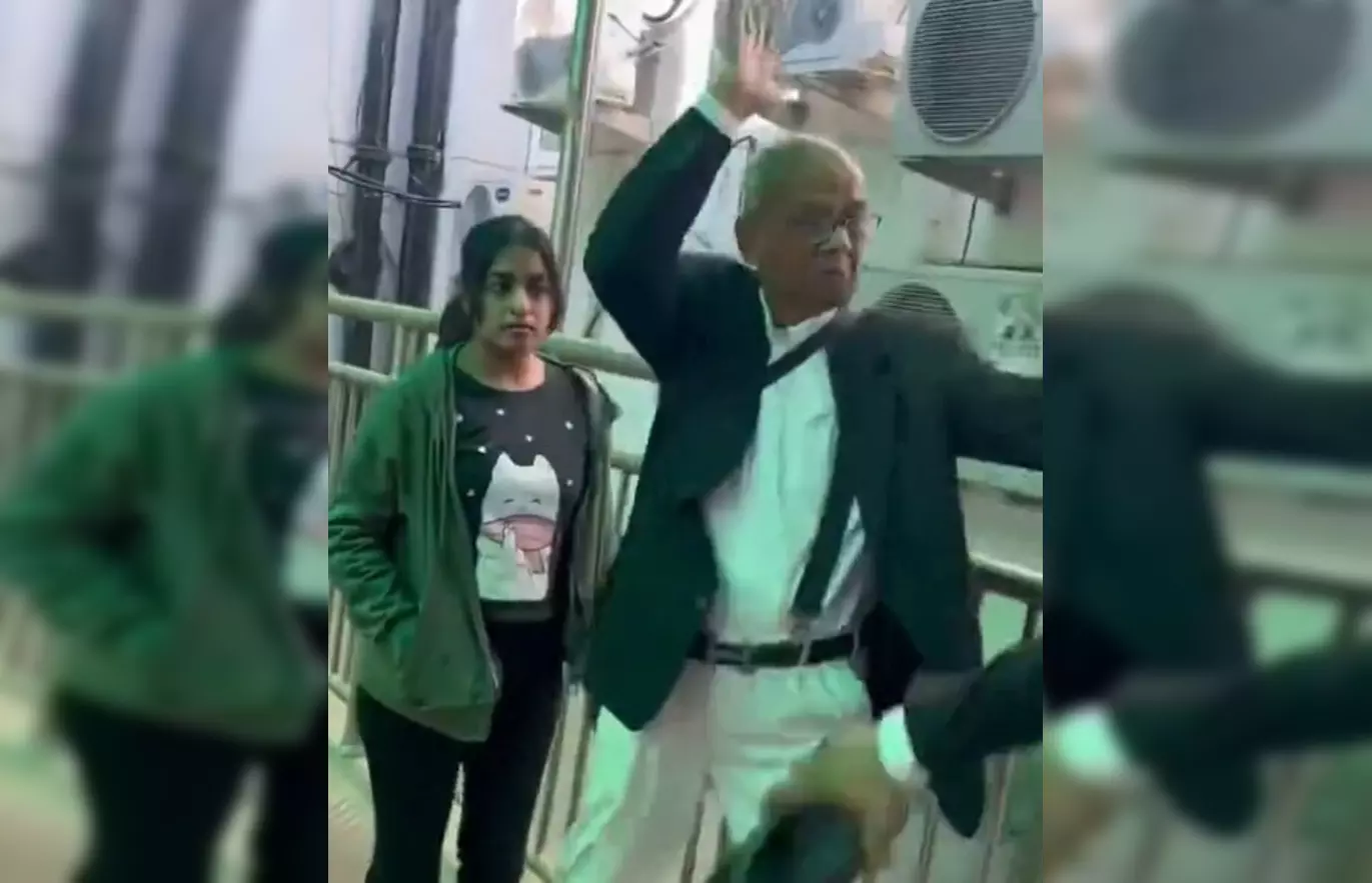 पूर्व CJI पर जूता फेंकने वाले वकील की Court में पिटाई, सामने आया वीडियो पूर्व CJI पर जूता फेंकने वाले वकील की Court में पिटाई, सामने आया वीडियो