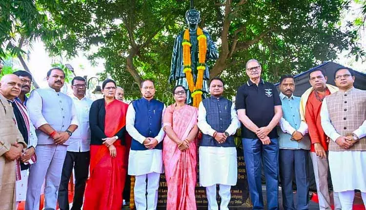 CM Majhi ने कंटकबी लक्ष्मीकांत महापात्र को उनकी जयंती पर श्रद्धांजलि दी CM Majhi ने कंटकबी लक्ष्मीकांत महापात्र को उनकी जयंती पर श्रद्धांजलि दी