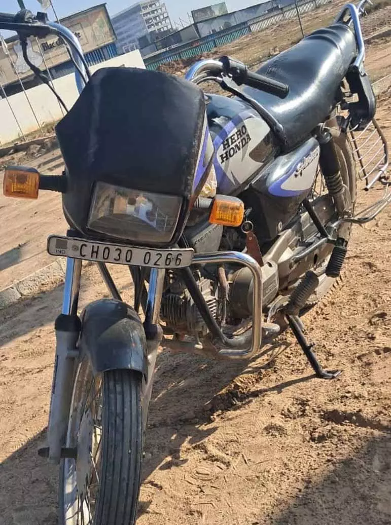 Zirakpur-Patiala रोड पर ट्रक की टक्कर से बाइक सवार पिता-बेटी की मौत Zirakpur-Patiala रोड पर ट्रक की टक्कर से बाइक सवार पिता-बेटी की मौत