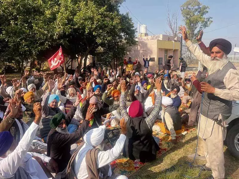 Amritsar: किसानों ने प्रस्तावित बिजली अधिनियम संशोधनों के खिलाफ प्रदर्शन किया Amritsar: किसानों ने प्रस्तावित बिजली अधिनियम संशोधनों के खिलाफ प्रदर्शन किया