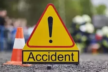Bihar के वैशाली में बस और थ्री-व्हीलर की टक्कर में एक की मौत Bihar के वैशाली में बस और थ्री-व्हीलर की टक्कर में एक की मौत