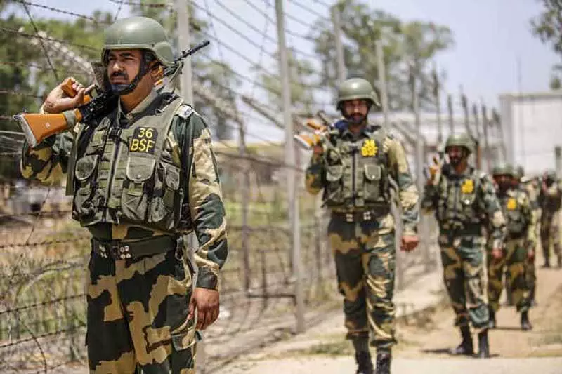 BSF ने पंजाब बॉर्डर पर ड्रग्स तस्करी की कोशिशों को नाकाम किया BSF ने पंजाब बॉर्डर पर ड्रग्स तस्करी की कोशिशों को नाकाम किया