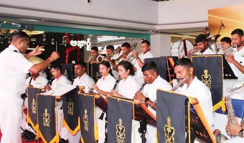 Indian Navy band ने 1971 की युद्ध जीत को श्रद्धांजलि देकर हैदराबाद को मंत्रमुग्ध कर दिया Indian Navy band ने 1971 की युद्ध जीत को श्रद्धांजलि देकर हैदराबाद को मंत्रमुग्ध कर दिया