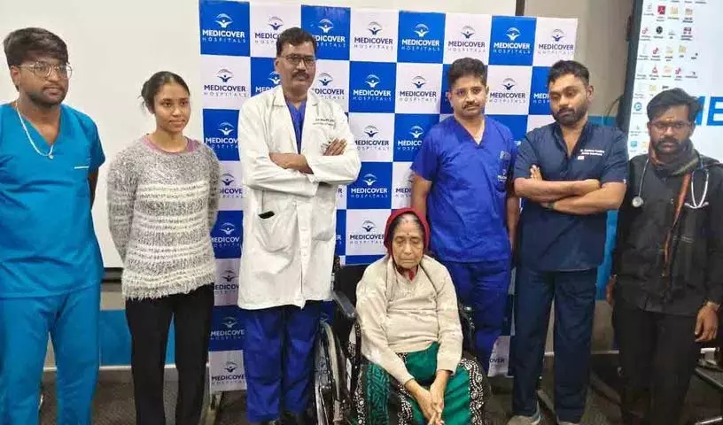 कोंडापुर Medi Cover Hospital में बांग्लादेशी महिला की दुर्लभ सर्जरी कोंडापुर Medi Cover Hospital में बांग्लादेशी महिला की दुर्लभ सर्जरी