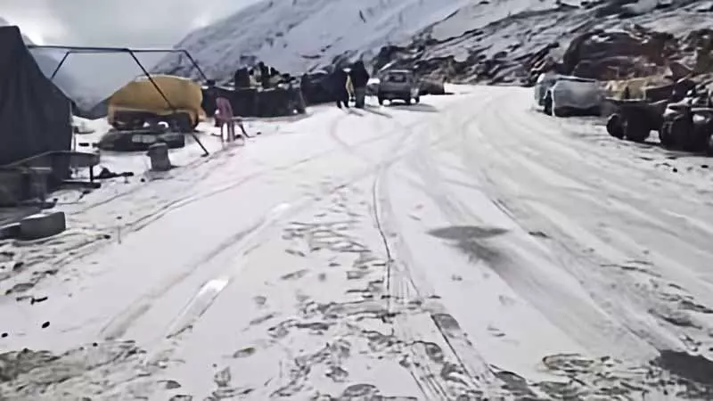 Himachal: पर्यटन स्थल रोहतांग पास में फिर से बर्फबारी शुरू हो गई है Himachal: पर्यटन स्थल रोहतांग पास में फिर से बर्फबारी शुरू हो गई है