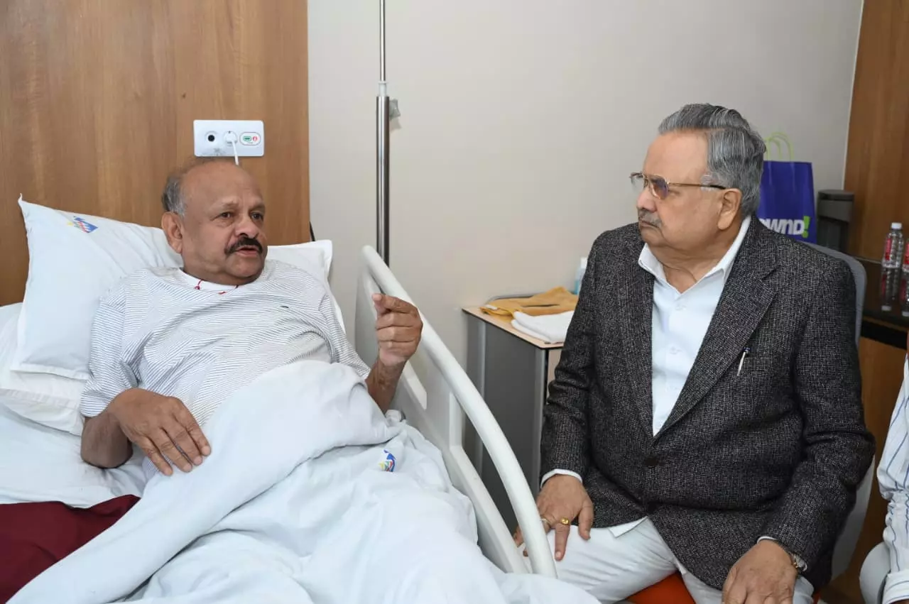 डॉ. रमन सिंह ने अस्पताल में भर्ती विधायक भैयालाल रजवाड़े से की मुलाकात डॉ. रमन सिंह ने अस्पताल में भर्ती विधायक भैयालाल रजवाड़े से की मुलाकात