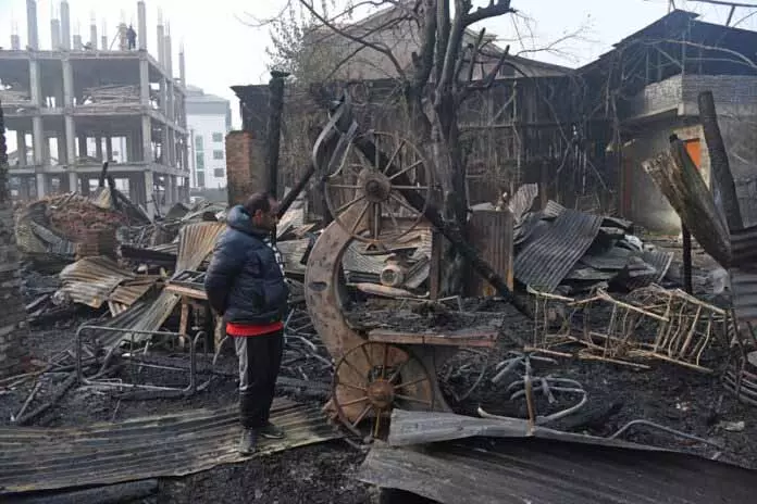Srinagar में आग लगने से फर्नीचर यूनिट जलकर खाक हो गई Srinagar में आग लगने से फर्नीचर यूनिट जलकर खाक हो गई