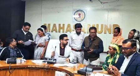 कलेक्टर लंगेह ने जन चौपाल में सुनी लोगों की समस्याएं कलेक्टर लंगेह ने जन चौपाल में सुनी लोगों की समस्याएं
