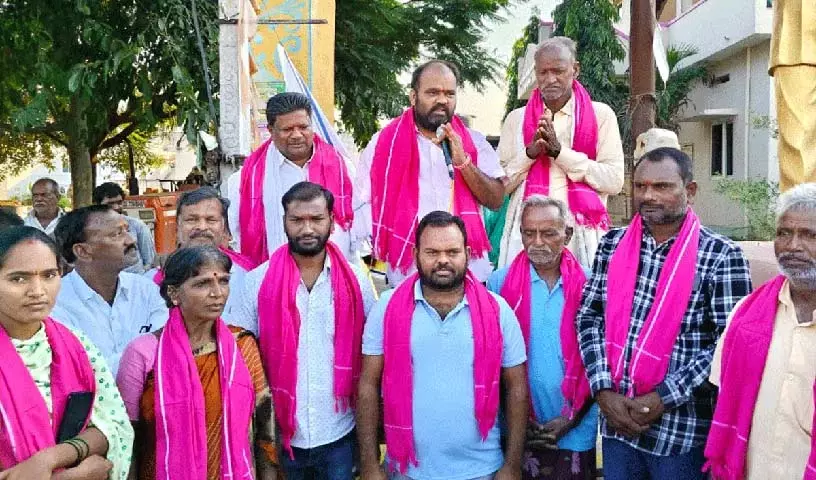 पूर्व विधायक कंचरला Bhupal Reddy ने अधूरे वादों के लिए कांग्रेस की आलोचना की। पूर्व विधायक कंचरला Bhupal Reddy ने अधूरे वादों के लिए कांग्रेस की आलोचना की।