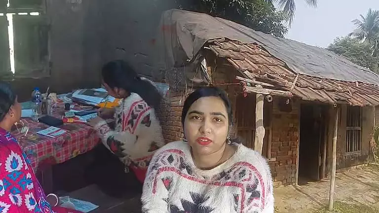 जीर्ण-शीर्ण हालत में Mahishrekha डाकघर, प्लास्टरबोर्ड की छत जीर्ण-शीर्ण हालत में Mahishrekha डाकघर, प्लास्टरबोर्ड की छत