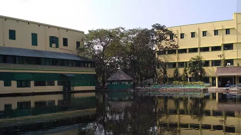 Narsingh Dutt College में तनाव, छात्रों के एक गुट ने विरोध प्रदर्शन किया। Narsingh Dutt College में तनाव, छात्रों के एक गुट ने विरोध प्रदर्शन किया।