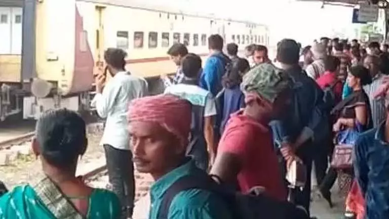 अचानक train रद्द होने से यात्रियों को काफी परेशानी होती अचानक train रद्द होने से यात्रियों को काफी परेशानी होती