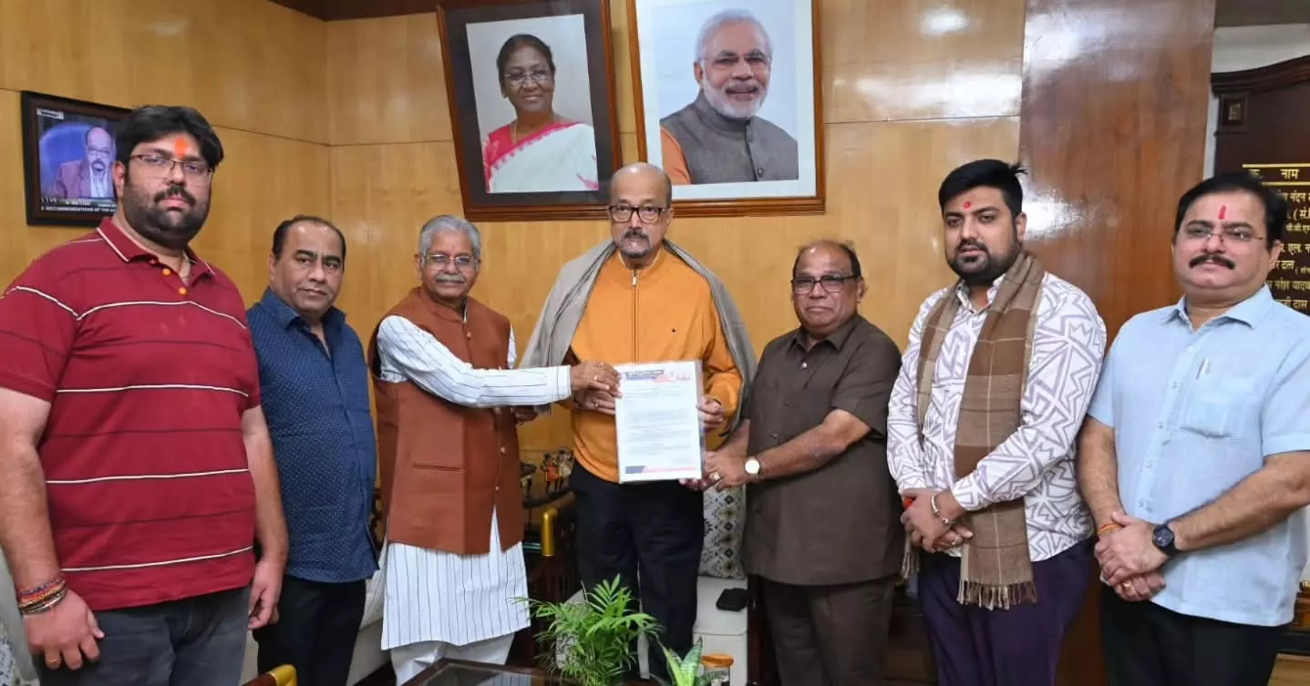 बिल्हा विधायक धरमलाल कौशिक ने राज्यपाल रमेन डेका से की सौजन्य भेंट बिल्हा विधायक धरमलाल कौशिक ने राज्यपाल रमेन डेका से की सौजन्य भेंट