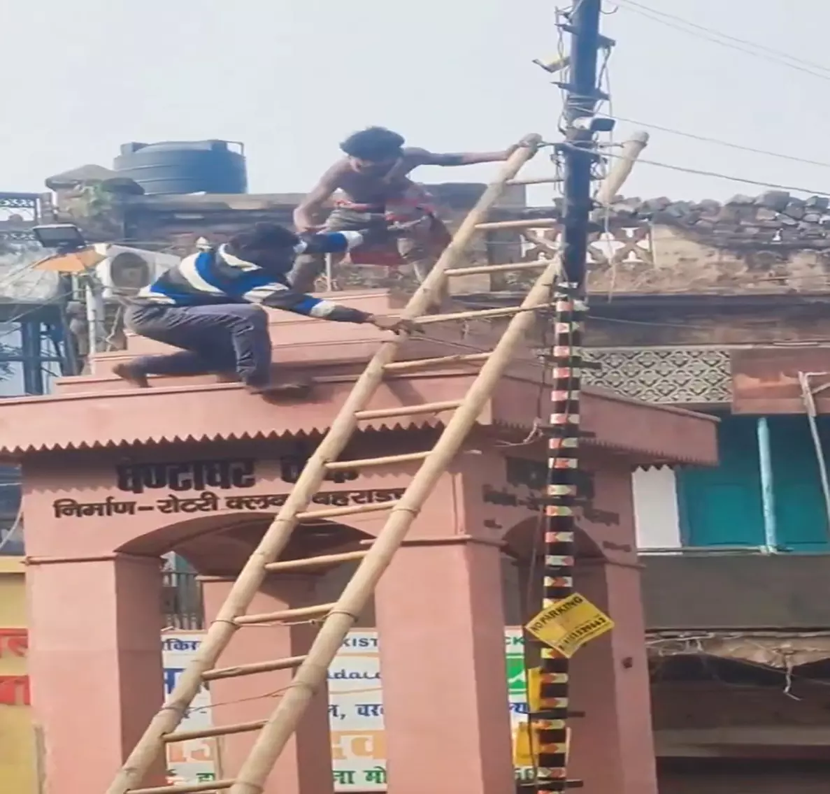 घंटाघर चौक पर मानसिक रूप से विक्षिप्त व्यक्ति ने युवक को मीनार से फेंका घंटाघर चौक पर मानसिक रूप से विक्षिप्त व्यक्ति ने युवक को मीनार से फेंका