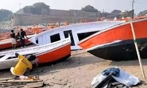 Up News: संगम पर बिखरा भगवा रंग,पांटून पुल के बाद अब नावें भी हुईं भगवामय Up News: संगम पर बिखरा भगवा रंग,पांटून पुल के बाद अब नावें भी हुईं भगवामय
