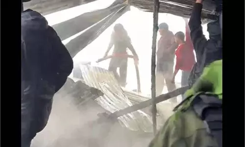 Jammu-Kashmir:रिहायशी इलाके में आग का तांडव, मची अफरा-तफरी Jammu-Kashmir:रिहायशी इलाके में आग का तांडव, मची अफरा-तफरी