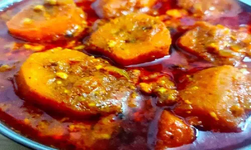 Recipe: घर पर आसानी से बनाएं केले की सब्जी Recipe: घर पर आसानी से बनाएं केले की सब्जी