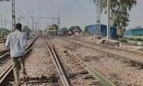 Bhopal: आउटर ट्रैक पर खड़ी ट्रेनों में चोरों ने किया हमला Bhopal: आउटर ट्रैक पर खड़ी ट्रेनों में चोरों ने किया हमला