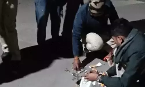 शिक्षक के घर वारदात कर भाग रहे चोर गिरफ्तार, कब्जे से गहने और कैश बरामद