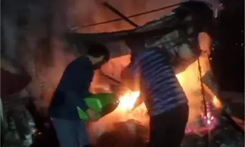 Jammu-Kashmir: भीषण आग, कई दुकानें जलकर राख Jammu-Kashmir: भीषण आग, कई दुकानें जलकर राख