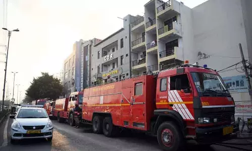 Delhi नरेला में फैक्ट्री में आग लगने से तीन लोग घायल