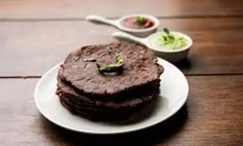 Ragi Roti Recipe: घर पर बनाएं मुलायम और फूली-फूली रागी रोटी Ragi Roti Recipe: घर पर बनाएं मुलायम और फूली-फूली रागी रोटी