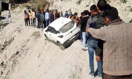 Chamba: पहाड़ी पर लटकी कार, सवारियों की अटकी सांसें